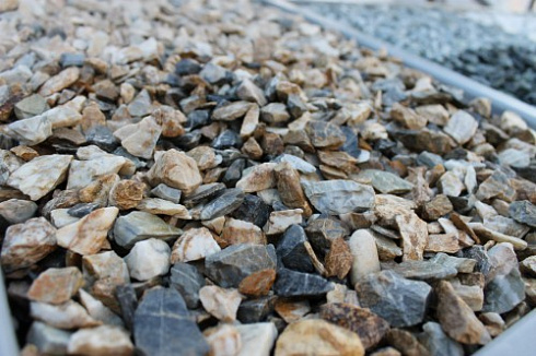 Kamenclub.ru: Мраморная крошка (щебень крошка медовый), фр. 10-20 мм.  купить в Севастополе песчаник бежевый, серый каменная ландшафтная крошка  12000 руб/т   фото КАМЕНЬ КЛУБ