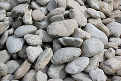 Kamenclub.ru: Бело-серый валунчик фр.100-300 мм.  купить в Севастополе крупный камень для ландшафта серый, белый бело-серый валун крупная галька 4500 руб/т   фото КАМЕНЬ КЛУБ