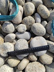 Kamenclub.ru: Галька речная окат (серо-белая) фр. 70-120 мм купить  в Севастополе галька галечник бело-серая, серо-белая, серая, белая речная природная галька  8000 руб/т   фото КАМЕНЬ КЛУБ