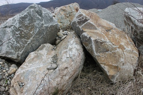 Kamenclub.ru: Гранит скальник (серо-зеленый) фр. 500-1500 мм.  купить в Севастополе гранит мрамор  серый зеленый темно-серый глыба скальная колотая ландшафтная 7 500 руб/т   фото КАМЕНЬ КЛУБ