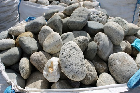 Kamenclub.ru: Речной валун (Ассорти) фр.100-300 мм.  купить в Севастополе галечник серый, темно-серый, светло-серый речная галька крупных размеров 4200 руб/т   фото КАМЕНЬ КЛУБ