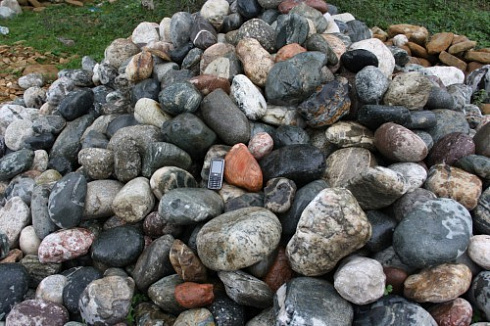 Kamenclub.ru: Ландшафтные валунчики фр.100-500 мм.  купить в Севастополе крупный природный камень серый, темно-серый, светло-серый речной валун крупный 4800 руб/т   фото КАМЕНЬ КЛУБ