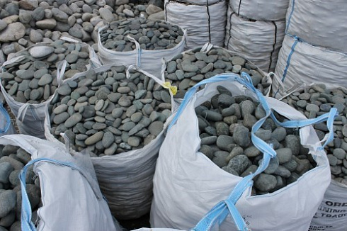 Kamenclub.ru: Темно-серый валунчик фр.100-300 мм.  купить в Севастополе крупный природный камень серый, темно-серый, светло-серый речная галька большого размера окатанная 4500 руб/т   фото КАМЕНЬ КЛУБ