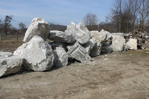 Kamenclub.ru: Мраморизированный известняк фр.500-1500 мм.  купить в Севастополе    10000 руб/т   фото КАМЕНЬ КЛУБ