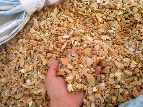 Kamenclub.ru: Щебень крошка желтый (ЗЛАТОЛИТ) фр. 10-20 мм.  купить в Севастополе златолит бежевый, золотистый, желтый каменная декоративная крошка щебня златолита 10800 руб/т   фото КАМЕНЬ КЛУБ