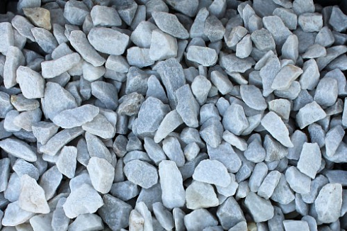 Kamenclub.ru: Мраморная крошка, щебень, цвет-белый, фр. 3-5 мм.  купить в Севастополе мрамор белый молочный бежевый мрамор колотый 11500 руб/т   фото КАМЕНЬ КЛУБ