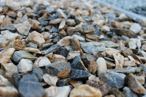 Kamenclub.ru: Мраморная крошка (щебень крошка медовый), фр. 10-20 мм.  купить в Севастополе песчаник бежевый, серый каменная ландшафтная крошка  12000 руб/т   фото КАМЕНЬ КЛУБ