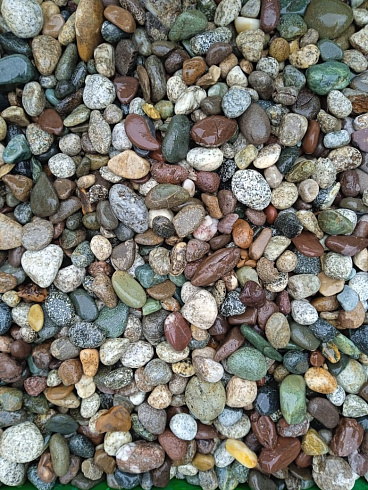 Kamenclub.ru: Галька речная окат цветная фр.5-10 мм. купить  в Севастополе галька речная белый, серый, красноватый, синий, темно-серый речная окатанная галька декоративная 6800 руб/т   фото КАМЕНЬ КЛУБ