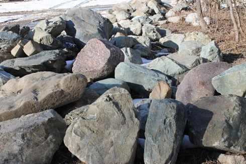 Kamenclub.ru: Гранит скальник (серо-зеленый) фр. 500-1500 мм.  купить в Севастополе гранит мрамор  серый зеленый темно-серый глыба скальная колотая ландшафтная 7 500 руб/т   фото КАМЕНЬ КЛУБ
