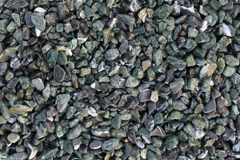 Kamenclub.ru: Мраморная крошка (щебень галтованный микс:зеленый-черный) фр.10-20 мм.  купить в Севастополе мрамор зеленый, черный декоративные ландшафтные окатанные округлые камни щебня 14500 руб/т   фото КАМЕНЬ КЛУБ