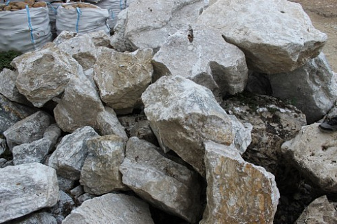 Kamenclub.ru: Мраморизированный известняк фр. 100-500 мм.  купить в Севастополе известняк серый белый темно-серый сероватый валун природного образования окатанный 10500 руб/т   фото КАМЕНЬ КЛУБ