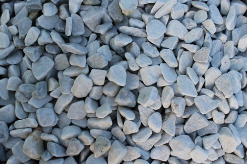 Kamenclub.ru: Мраморная крошка (щебень галтованный белый), фр.20-40 мм.  купить в Севастополе мрамор белый бежевый молочный мраморный щебень декоративный 17000 руб/т   фото КАМЕНЬ КЛУБ