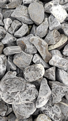 Kamenclub.ru: Щебень галтованный черный (мрамор) фр.40-70 мм.  купить в Севастополе мрамор черный с белыми прожилками, черный, белый щебень галтованный округлый 13500 руб/т   фото КАМЕНЬ КЛУБ