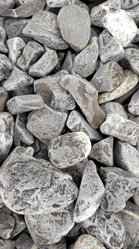 Kamenclub.ru: Щебень галтованный черный (мрамор) фр.40-70 мм.  купить в Севастополе мрамор черный с белыми прожилками, черный, белый щебень галтованный округлый 13500 руб/т   фото КАМЕНЬ КЛУБ