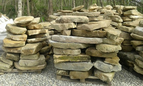 Kamenclub.ru: Песчаник плиты - плахи - пошаговые дорожки (фр. 70-150 мм)  купить в Севастополе песчаник серый бежевый желтый зеленый колотый песчаник строительный 6500 руб/т   фото КАМЕНЬ КЛУБ