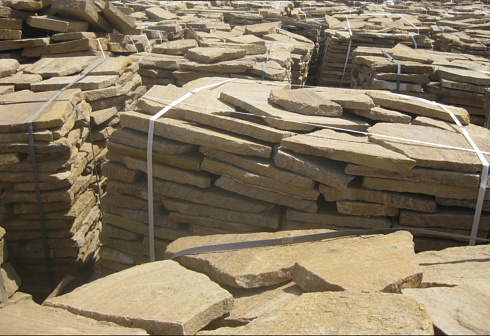 Kamenclub.ru: Песчаник пластушка желтый с рисунком (3 см)  купить в Севастополе песчаник желтый с рисунком, рыжий, желтый песчаник пластушка ландшафтная рваная 8 500 руб/м3   фото КАМЕНЬ КЛУБ