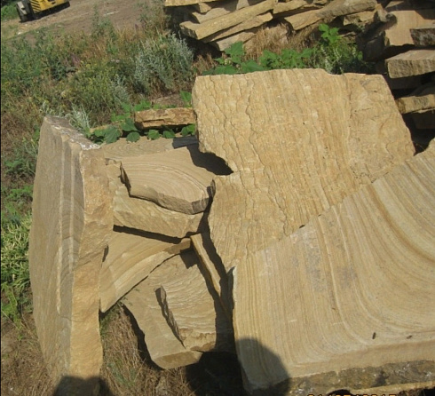 Kamenclub.ru: Форматный камень (плаха) пошаговая дорожка от 70-150 см (4 -12 см)  купить в Севастополе плитняк  форматный плаха желтый песчаник 9 000 руб/т   фото КАМЕНЬ КЛУБ