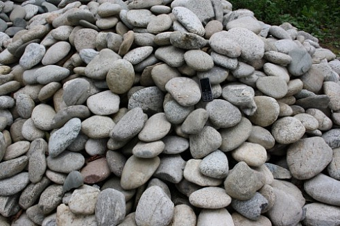 Kamenclub.ru: Галька речная плоская (бело-серая) фр. 100-200-300 мм. купить  в Севастополе галька речная плоская серый, белый, бело-серый, серо-белый речная галька плоская  9000 руб/т   фото КАМЕНЬ КЛУБ