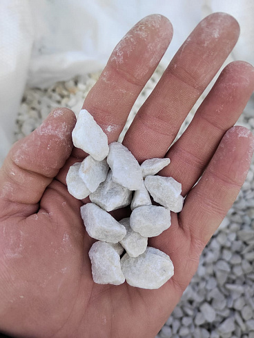 Kamenclub.ru: Мраморная крошка, щебень, цвет-белый, фр. 10-20 мм.  купить в Севастополе мрамор белый, молочный айвори каменная ландшафтная декоративная крошка шебня 12000 руб/т   фото КАМЕНЬ КЛУБ