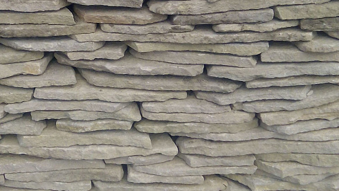 Kamenclub.ru: Песчаник пластушка светло-серый (2,0 см)  купить в Севастополе плитняк- ластушка светло-серый, серый рваный ландшафтный плитняк колотый 13800 руб/м3   фото КАМЕНЬ КЛУБ