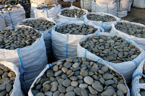 Kamenclub.ru: Галька речная плоская (темно-серая) фр. 100-200-300 мм. купить  в Севастополе галька речная плоская темно-серый, серый, синий речной галечник плоский 9000 руб/т   фото КАМЕНЬ КЛУБ