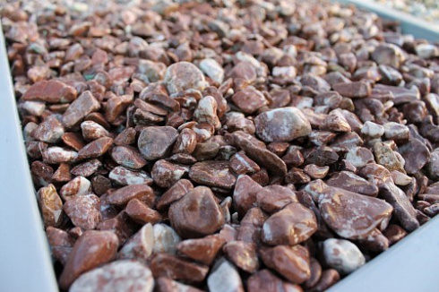 Kamenclub.ru: Мраморная крошка (щебень галтованный розовый) фр.10-20 мм.  купить в Севастополе мрамор розовый, красный ландшафтный декоративный окатанный округлый щебень 15000 руб/т   фото КАМЕНЬ КЛУБ