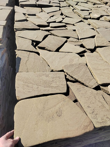 Kamenclub.ru: Песчаник галтованный для облицовки (фр. 2-5 см)  купить в Севастополе песчник рыжий желтый серый песчаник окатанный речной 6 000 руб/т   фото КАМЕНЬ КЛУБ