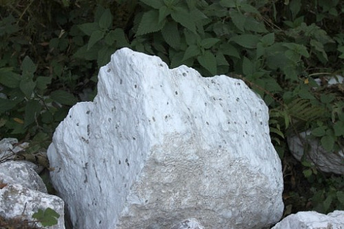 Kamenclub.ru: Мраморизированный известняк фр. 100-500 мм.  купить в Севастополе известняк серый белый темно-серый сероватый валун природного образования окатанный 10500 руб/т   фото КАМЕНЬ КЛУБ