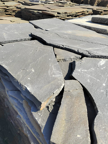 Kamenclub.ru: Песчаник пластушка светло-серый (2,0 см)  купить в Севастополе плитняк- ластушка светло-серый, серый рваный ландшафтный плитняк колотый 13800 руб/м3   фото КАМЕНЬ КЛУБ