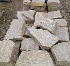 Kamenclub.ru: Песчаник пластушка желтый с рисунком (7-15 см)  купить в Севастополе плитняк - пластушка - бут желтый песчаник 10200 руб/м3   фото КАМЕНЬ КЛУБ