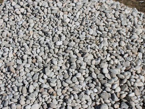 Kamenclub.ru: Галька речная окат (серо-белая) фр. 70-120 мм купить  в Севастополе галька галечник бело-серая, серо-белая, серая, белая речная природная галька  8000 руб/т   фото КАМЕНЬ КЛУБ