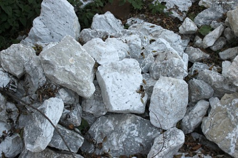 Kamenclub.ru: Мраморизированный известняк фр. 100-500 мм.  купить в Севастополе известняк серый белый темно-серый сероватый валун природного образования окатанный 10500 руб/т   фото КАМЕНЬ КЛУБ