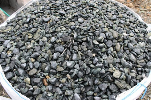 Kamenclub.ru: Щебень галтованный зеленый (змеевик) фр. 20-40 мм.  купить в Севастополе мрамор зеленый, салатовый оголтованный щебень мраморный 12500 руб/т   фото КАМЕНЬ КЛУБ