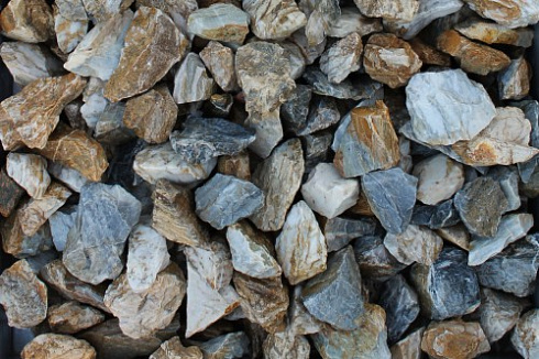 Kamenclub.ru: Мраморная крошка (щебень крошка медовый) фр. 20-40 мм.  купить в Севастополе мрамор бежевый рыжий желтый ландшафтная мраморная крошка 12000 руб/т   фото КАМЕНЬ КЛУБ