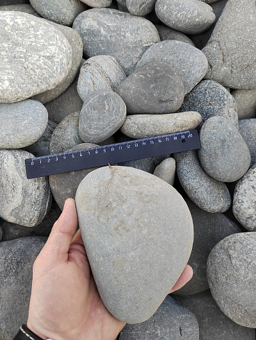 Kamenclub.ru: Галька речная плоская (ассорти) фр. 70-150 мм. купить  в Севастополе галька галечник серый белый темно-серый синий светло-серый плоская природная галька  9000 руб/т   фото КАМЕНЬ КЛУБ