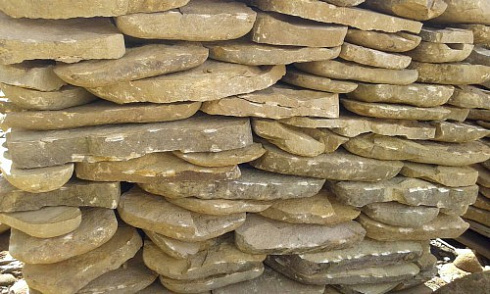 Kamenclub.ru: Песчаник колотый для облицовки (фр. 2-3 см)  купить в Севастополе песчаник бежевый серый рыжий песчаник строительный 5000 руб/т   фото КАМЕНЬ КЛУБ