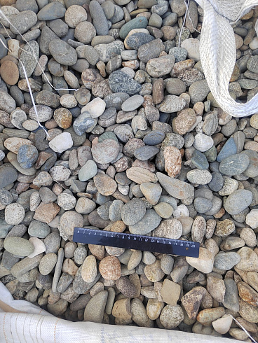 Kamenclub.ru: Галька речная окат (пестрая) фр. 20-40 мм. купить  в Севастополе галька речная пестрая, серая, серые оттенки галька речная окатанная округлая 5000 руб/т   фото КАМЕНЬ КЛУБ