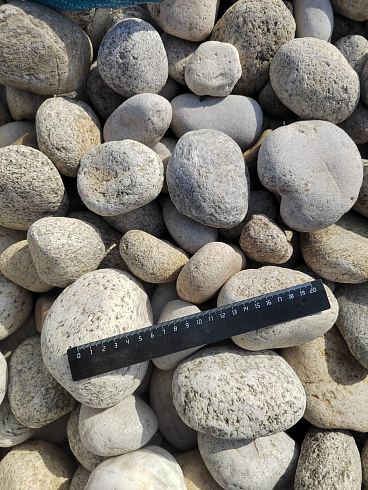 Kamenclub.ru: Галька речная окат (серо-белая) фр. 70-120 мм купить  в Севастополе галька галечник бело-серая, серо-белая, серая, белая речная природная галька  8000 руб/т   фото КАМЕНЬ КЛУБ