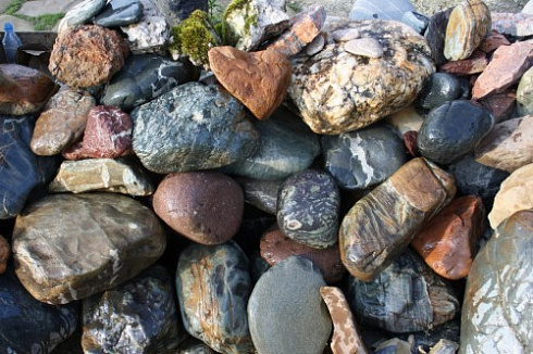 Kamenclub.ru: Ландшафтные валунчики фр.100-500 мм.  купить в Севастополе крупный природный камень серый, темно-серый, светло-серый речной валун крупный 4800 руб/т   фото КАМЕНЬ КЛУБ