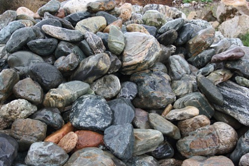 Kamenclub.ru: Ландшафтные валунчики фр.100-500 мм.  купить в Севастополе крупный природный камень серый, темно-серый, светло-серый речной валун крупный 4800 руб/т   фото КАМЕНЬ КЛУБ