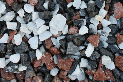 Kamenclub.ru: Мраморная крошка (щебень крошка микс : белый-черный-розовый) фр. 3-5 мм.  купить в Севастополе мрамор белый, черный, розовый, разноцветный мраморная каменная крошка декорвтивная 12000 руб/т   фото КАМЕНЬ КЛУБ