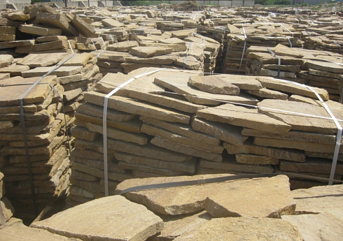 Kamenclub.ru: Песчаник пластушка желтый с рисунком (3 см)  купить в Севастополе песчаник желтый с рисунком, рыжий, желтый песчаник пластушка ландшафтная рваная 8 500 руб/м3   фото КАМЕНЬ КЛУБ