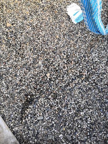 Kamenclub.ru: Галька речная окат (серая) фр.3-5 мм купить  в Севастополе галька речная серая бежевый темно-серый окатанный речной камень округлый 9500 руб/т   фото КАМЕНЬ КЛУБ