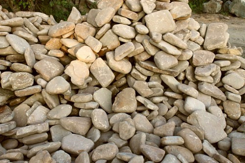 Kamenclub.ru: Песчаник для мощения дорожек, площадок, парковок ( фр 5-10 см)  купить в Севастополе песчаник  серый желтый коричневый рыжий песчаник оголтованный окатанный 6500 руб/т   фото КАМЕНЬ КЛУБ