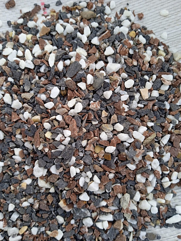 Kamenclub.ru: Мраморная крошка (щебень галтованный микс:белый-черный-розовый-медовый) фр.5-10 мм.  купить в Севастополе мрамор белый, медовый, черный, розовый мраморный галтованный щебень декоративный ландшафтный 15500 руб/т   фото КАМЕНЬ КЛУБ