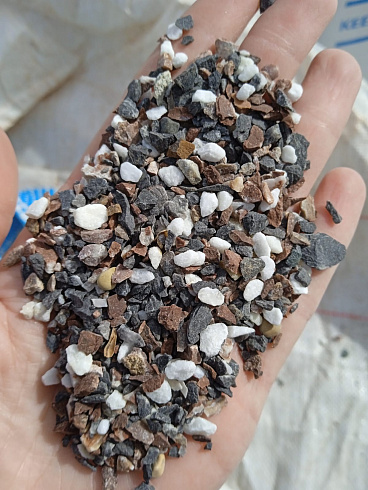 Kamenclub.ru: Мраморная крошка (щебень крошка микс: белый-зеленый-розовый) фр. 5-10 мм  купить в Севастополе мрамор белый, зеленый, розовый, разноцветный, молочный декоративная ландшафтная мраморная крошка 9500 руб/т   фото КАМЕНЬ КЛУБ