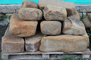 Kamenclub.ru: Песчаник для строительства и кладки (фр. 200-400 мм)  купить в Севастополе песчаник бежевый серый рыжий желтый блоки для строительства из песчаника 6500 руб/т   фото КАМЕНЬ КЛУБ