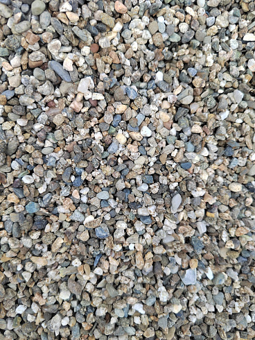 Kamenclub.ru: Галька речная окат (серая) фр.3-5 мм купить  в Севастополе галька речная серая бежевый темно-серый окатанный речной камень округлый 9500 руб/т   фото КАМЕНЬ КЛУБ