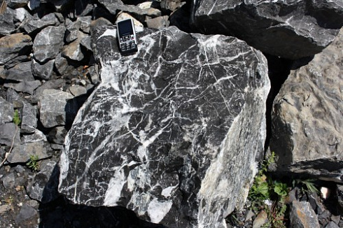 Kamenclub.ru: Черный мрамор скальник фр. 1000-1500 мм.  купить в Севастополе мрамор черный белый серый крупный колотый валун ландшафтный 9000 руб/т   фото КАМЕНЬ КЛУБ