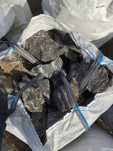 Kamenclub.ru: Черный мрамор скальник фр. 100-500 мм.  купить в Севастополе мрамор черный белый серый крупный колотый валун ландшафтный 8500 руб/т   фото КАМЕНЬ КЛУБ